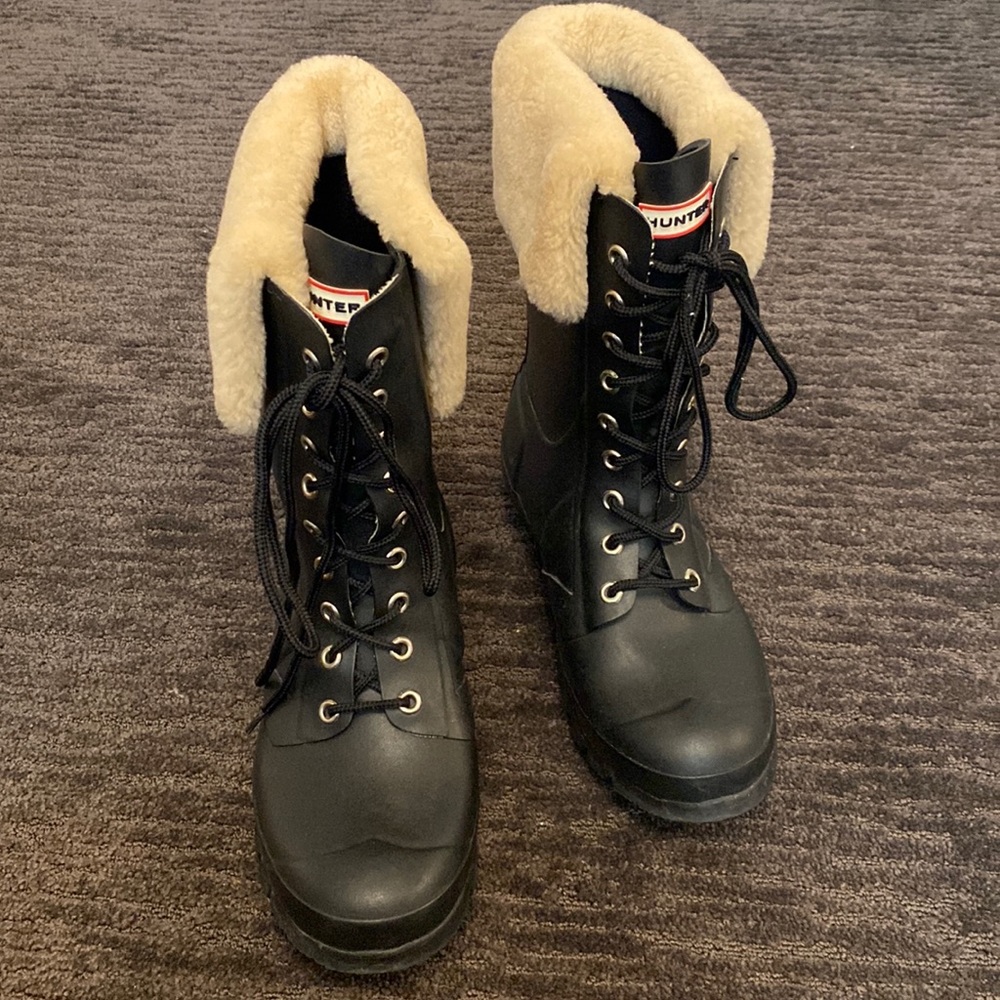HUNTER size 8 US rubber rain boots, excellent condition, black,fur trim, lace up